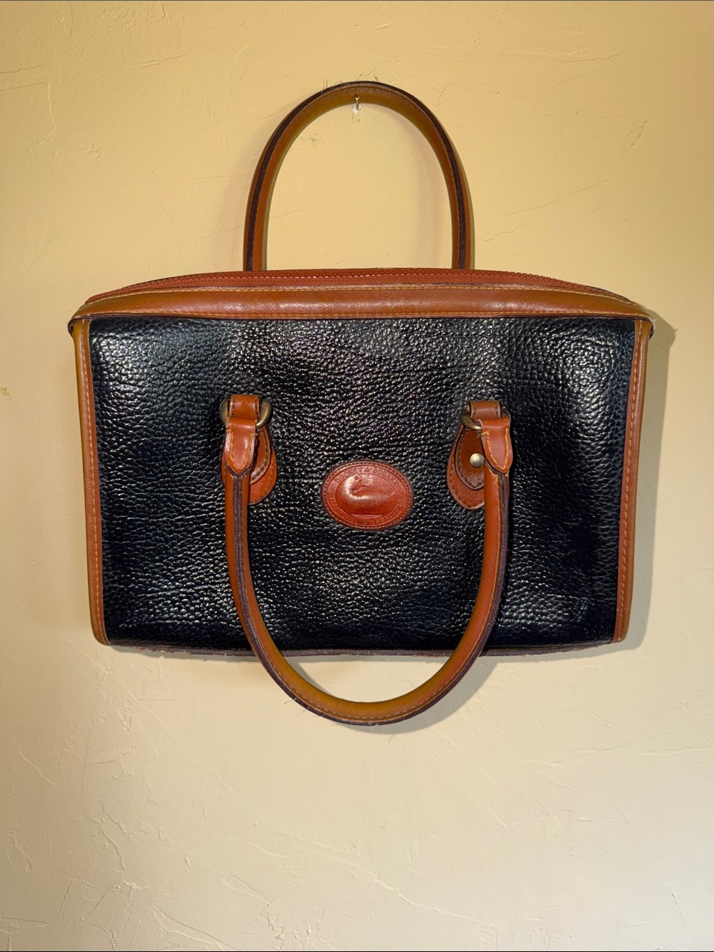 Vintage Dooney & Bourke Black and Brown Pebbled Leather Handbag  JS-122